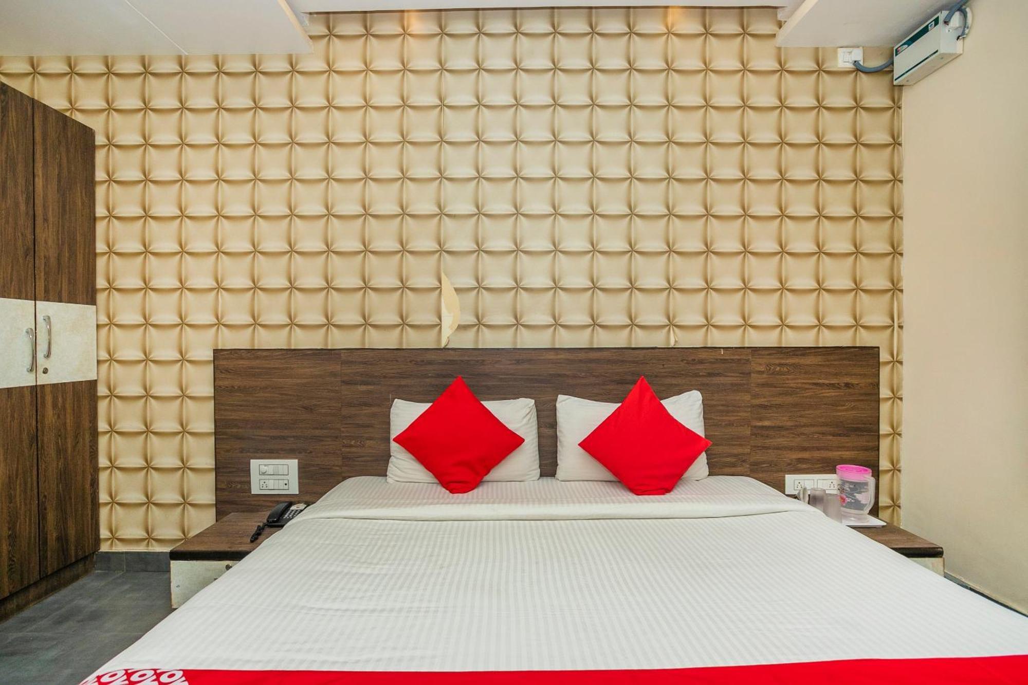 Super Collection O Indian Suites Near Sitara Restaurant Бангалор Экстерьер фото